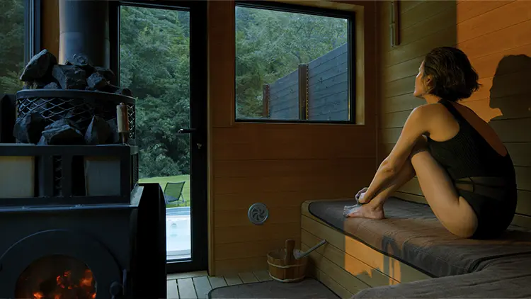 Produced by Mikie Sasano, the daughter of the revered 'Sauna Shikiji.' With a completely original wood-burning stove and an outside air bath with a view of nature spread out before you, this private sauna will refresh your body and mind while drawing the four seasons of your choice on the campus of your mind. In addition, please experience the sauna room with its particular curves, lighting, and humidity.